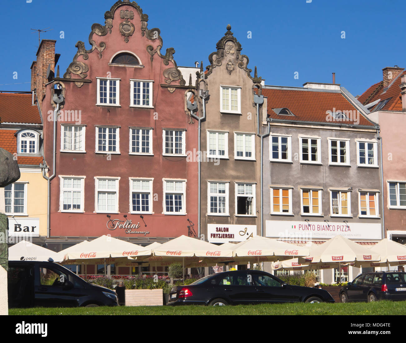 Vecchio edificio colorate facciate con ristoranti lungo la passeggiata del porto nella città principale, Glowne Miasto, Danzica Polonia Foto Stock