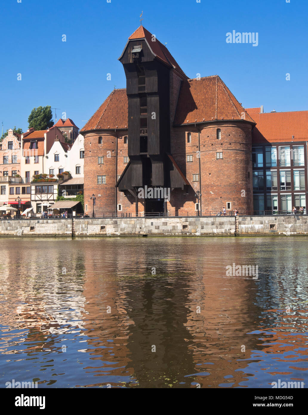 E vecchi edifici restaurati nel capoluogo, Glowne Miasto, lungo le rive del fiume Motlawa a Danzica Polonia con la famosa gru di carico Foto Stock