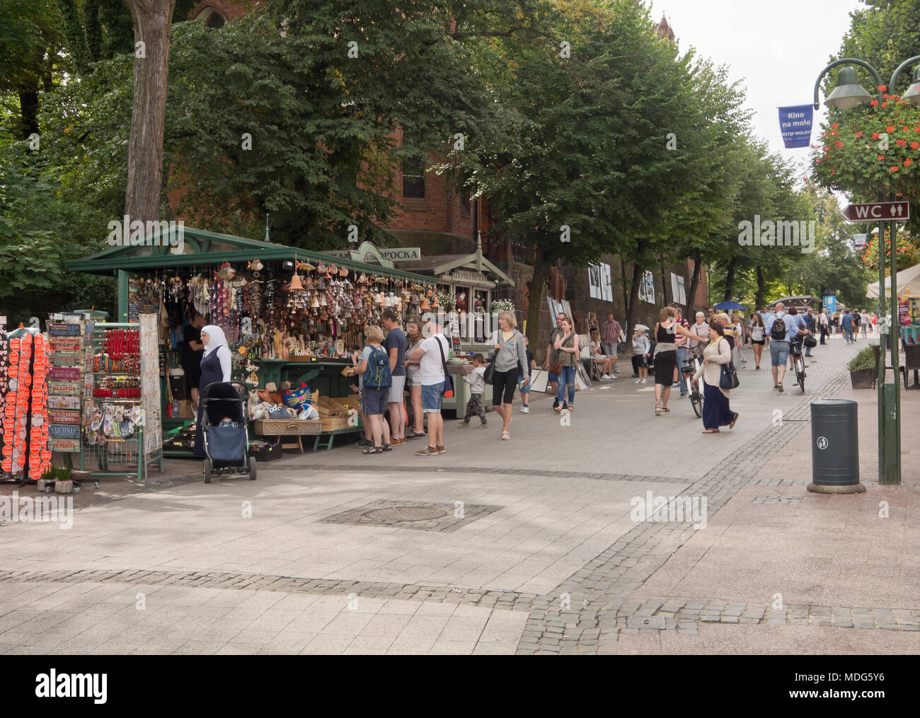 Bancarelle di souvenir sul Bohaterów Monte Cassino street nel centro di villeggiatura estiva città di Sopot Poland Vicino Danzica sulla costa baltica Foto Stock