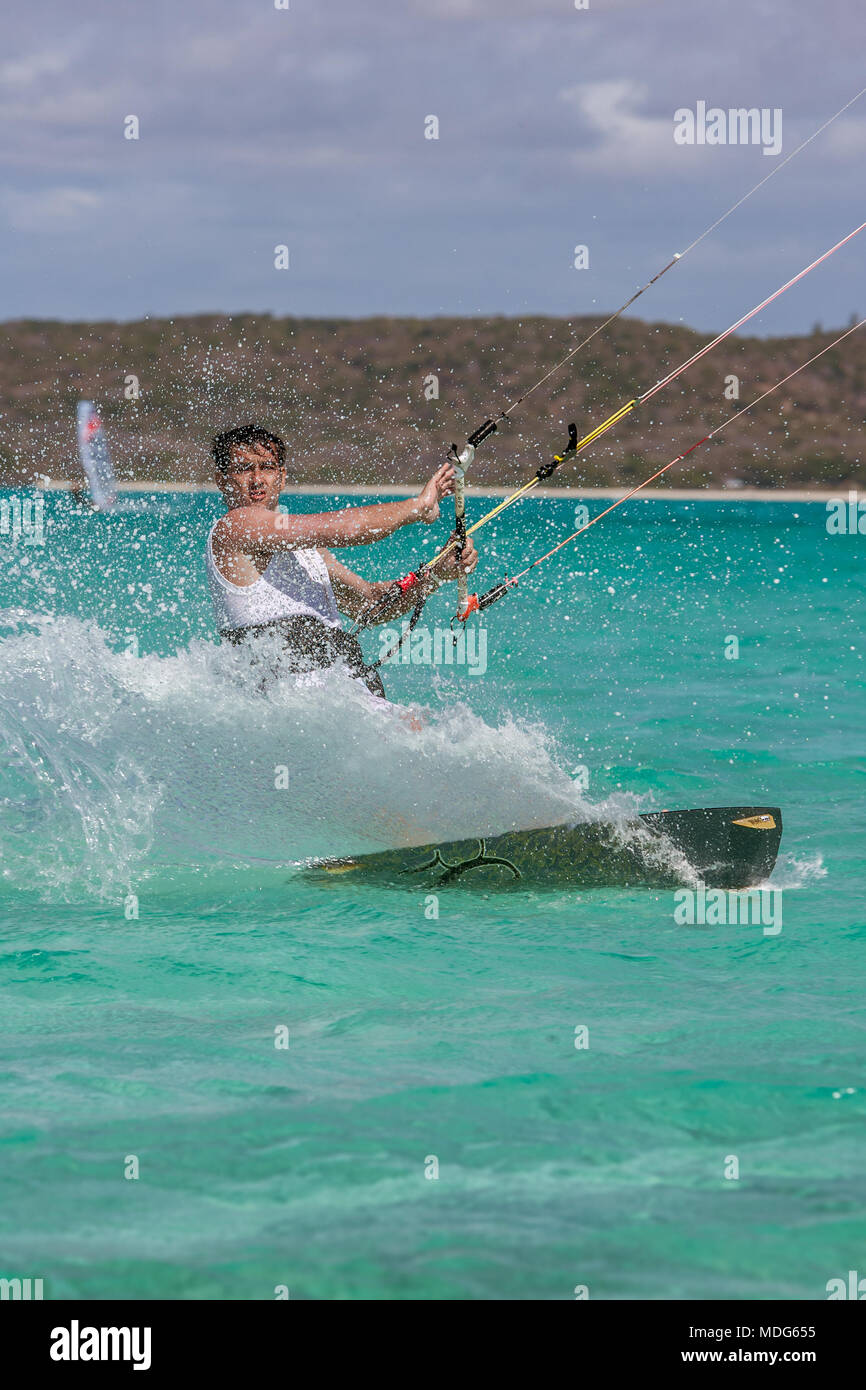 Kitesurfer godendo il suo sport nella laguna di Antsiranana Bay, Madagascar Foto Stock