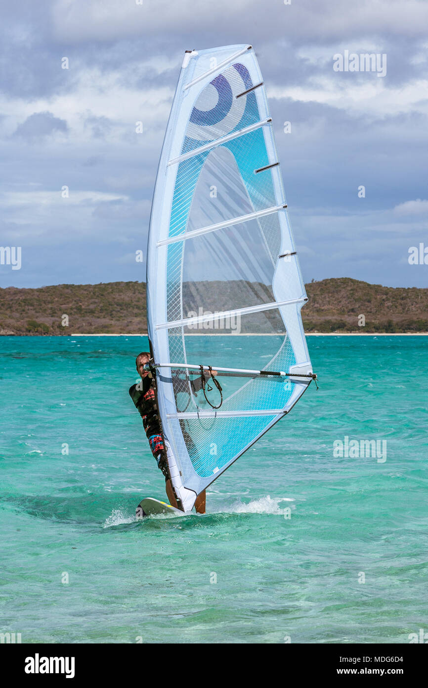 Uomini windsurf Surf in laguna Foto Stock