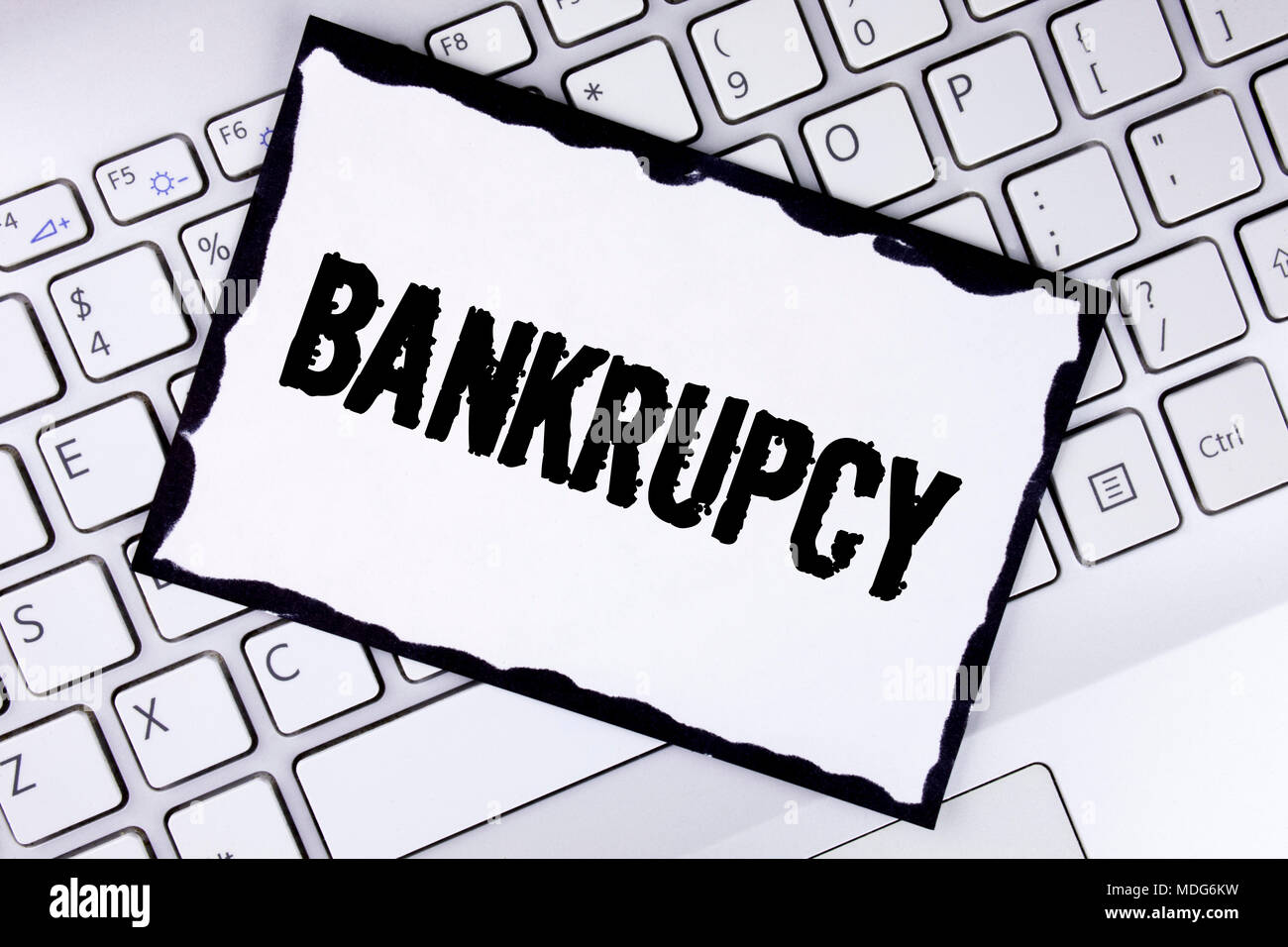 Conceptual la scrittura a mano che mostra fallimentare. Business photo presentazione azienda sotto la crisi finanziaria fallisce con una diminuzione delle vendite scritto White S Foto Stock
