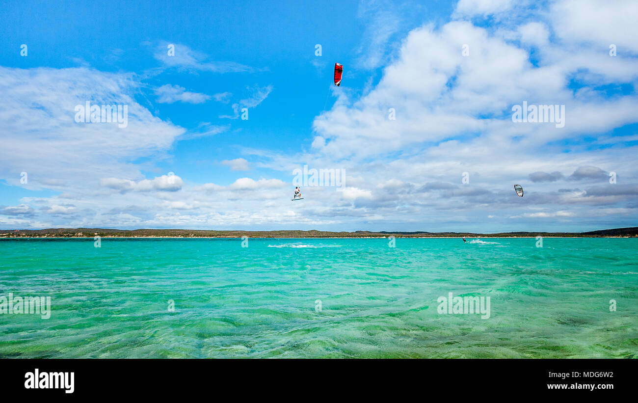 Kitesurfer salto sulla laguna turchese di Diego Suarez, Madagascar. Foto Stock