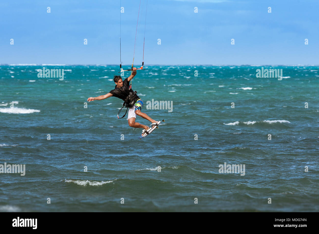 Kitesurfer jumping sulla laguna Foto Stock