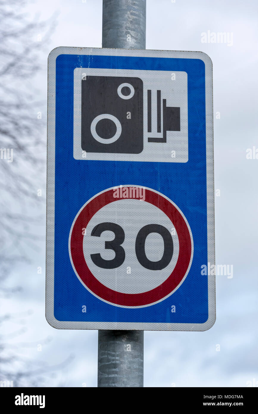 30 km/h il limite massimo di velocità su strada con segno di avvertimento della fotocamera. Foto Stock