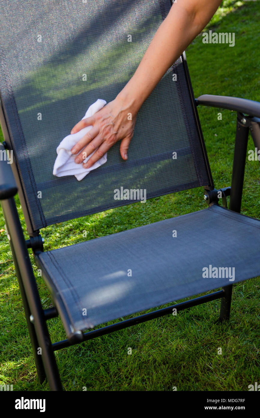 Pulizia di mobili da giardino. Foto Stock