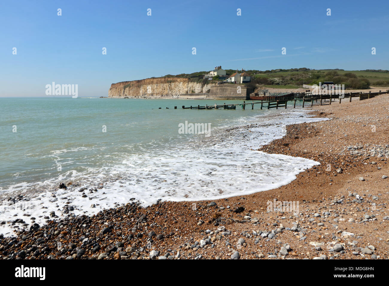 Seaford, East Sussex, Inghilterra. Il 19 aprile 2018. Favoloso sole primaverile sulla spiaggia a Cuckmere con viste per la testa di Seaford, East Sussex. Foto Stock