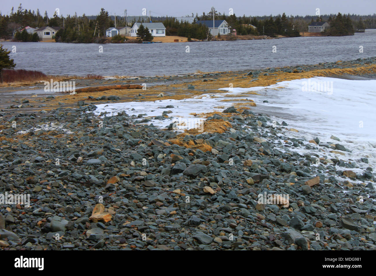 Le onde di violare la barriera e riversandosi nel lago Grande a Long Beach, Lower East Chezzetcook, Nova Scotia, Canada Foto Stock