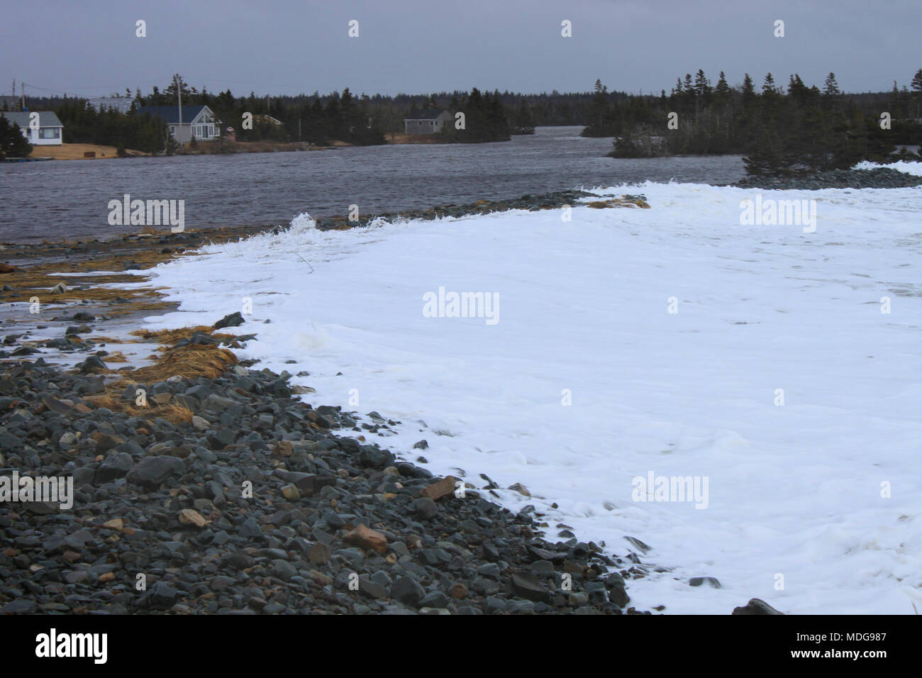 Le onde di violare la barriera e riversandosi nel lago Grande a Long Beach, Lower East Chezzetcook, Nova Scotia, Canada Foto Stock