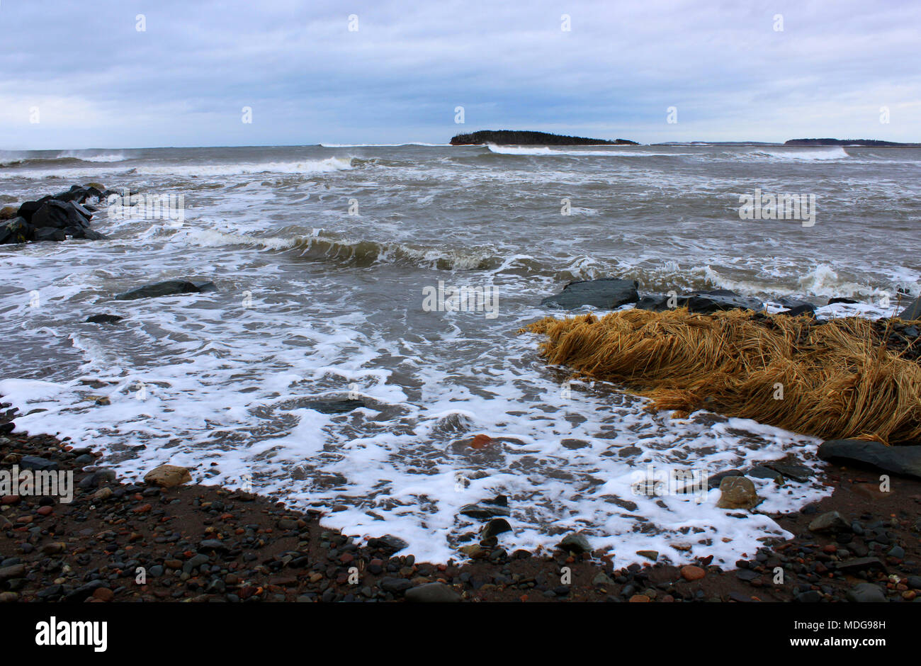 Azione di onda a spiaggia dei pescatori, Lower East Chezzetcook, Nova Scotia, Canada. Foto Stock