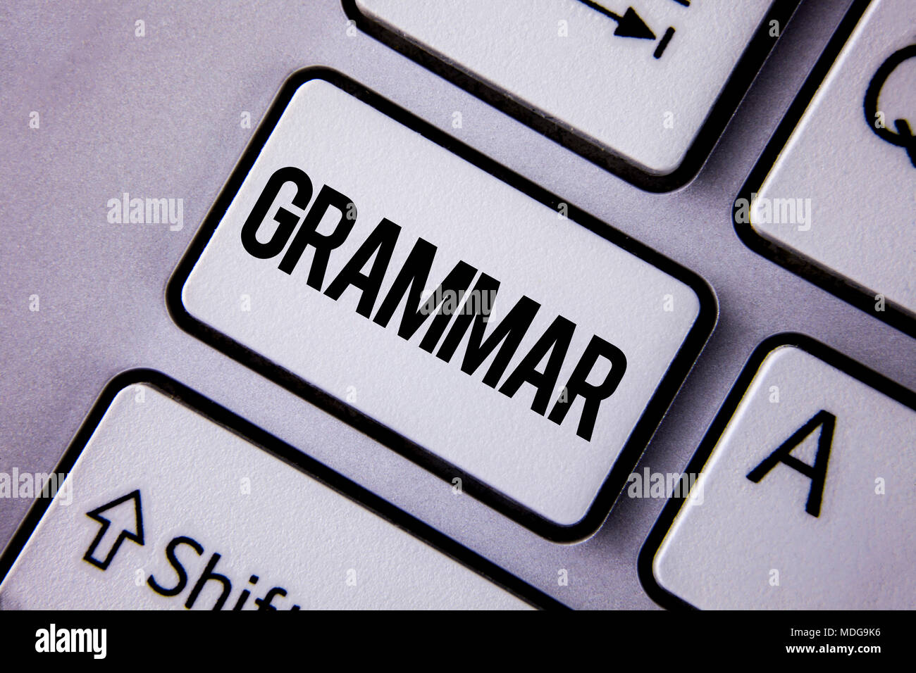 Testo della scrittura grammatica. Concetto di sistema di significato e la struttura di una lingua corretta corretta scrittura delle regole scritto il bianco dei tasti della tastiera con copia spa Foto Stock