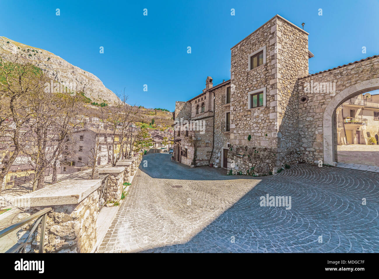 Celano, Italia - un paese di montagna in provincia di L'Aquila, la regione Abruzzo, accanto alla città di Avezzano, il medievale castello di pietra Piccolomini Foto Stock