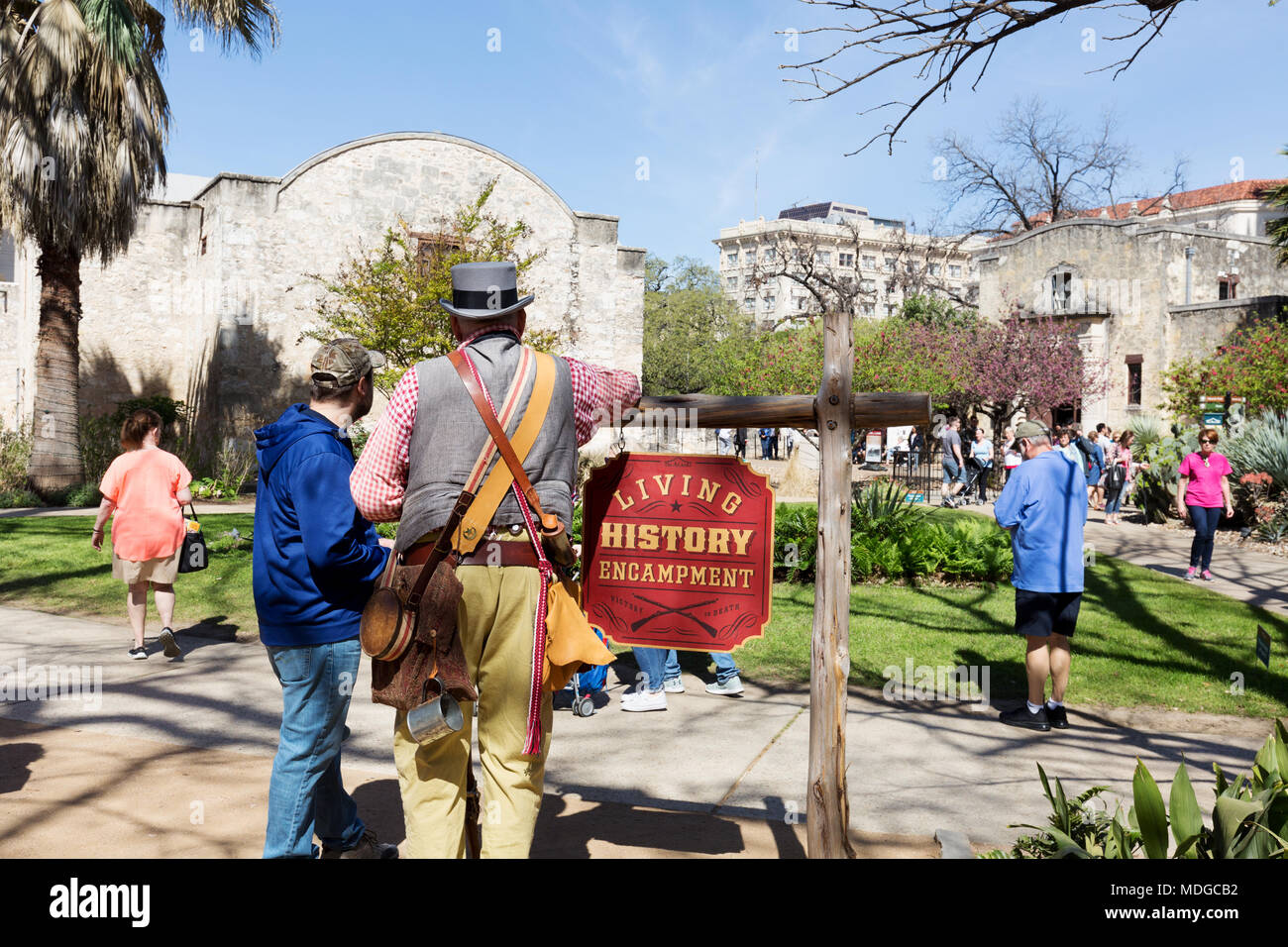 I turisti imparare circa la Battaglia di Alamo presso la storia vivente Encampment, Alamo Mission Museum di San Antonio, Texas, Stati Uniti d'America Foto Stock