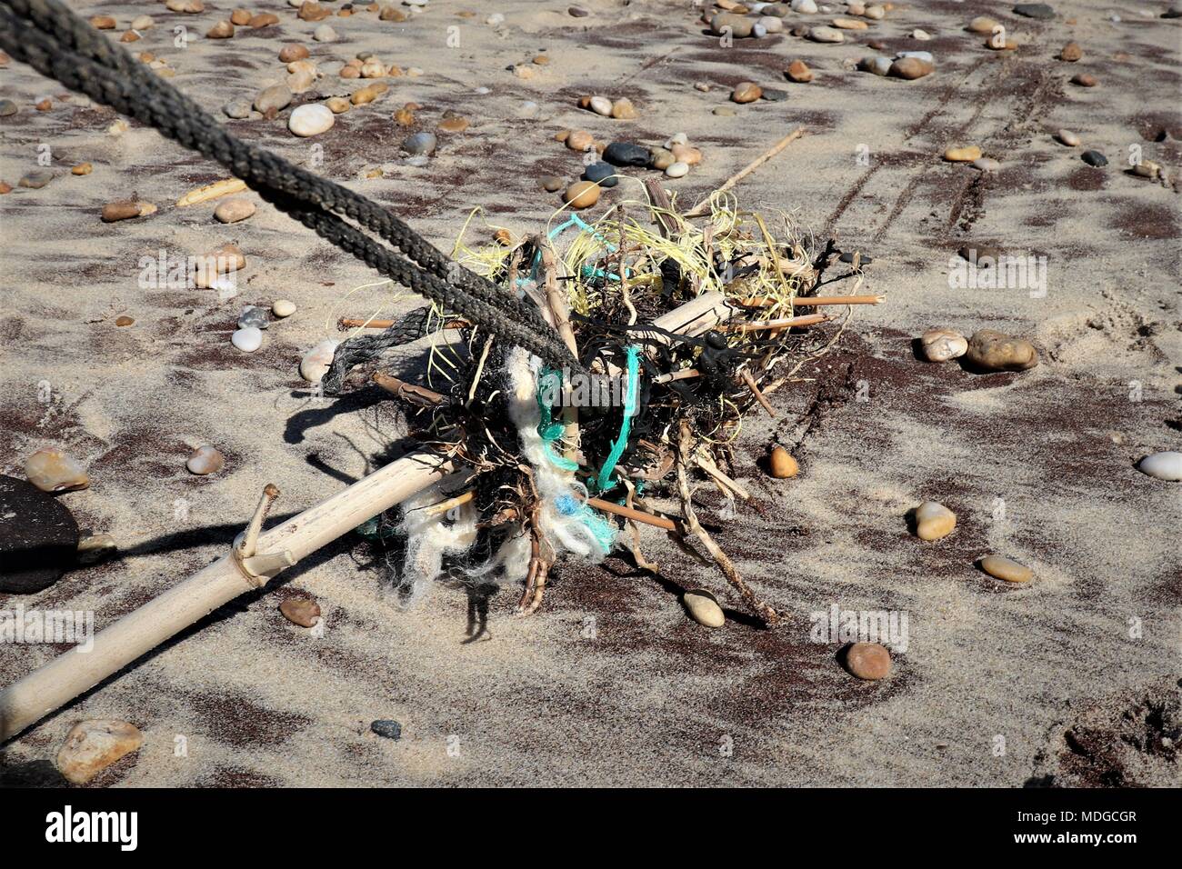 Flotsam e Jetsam sull'alta marea linea a Montalivet, Aquitania, in Francia, con materie plastiche e Micro perline Foto Stock