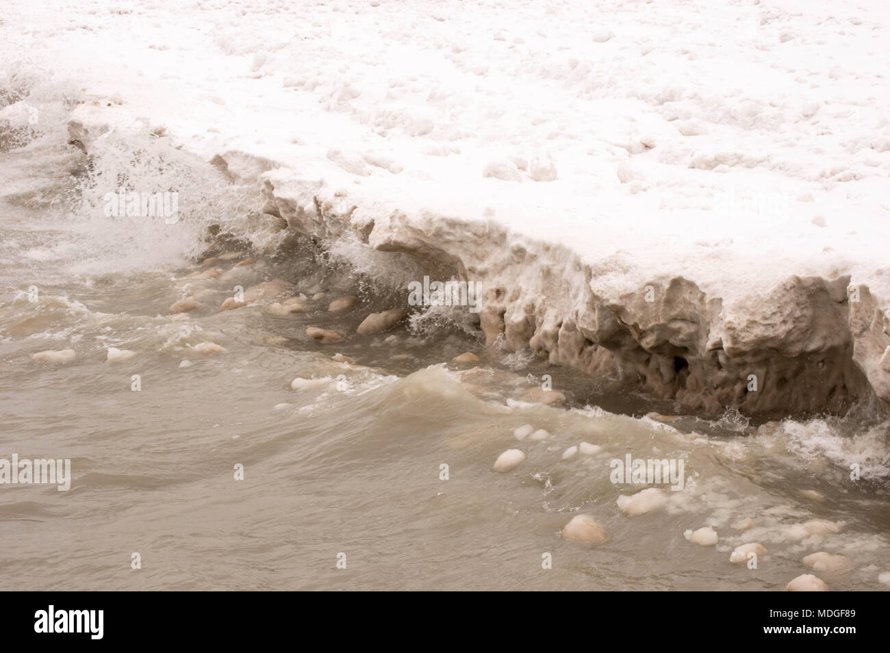 Un arrabbiato Lago Huron dopo un mese di aprile la neve e il ghiaccio Storm Foto Stock