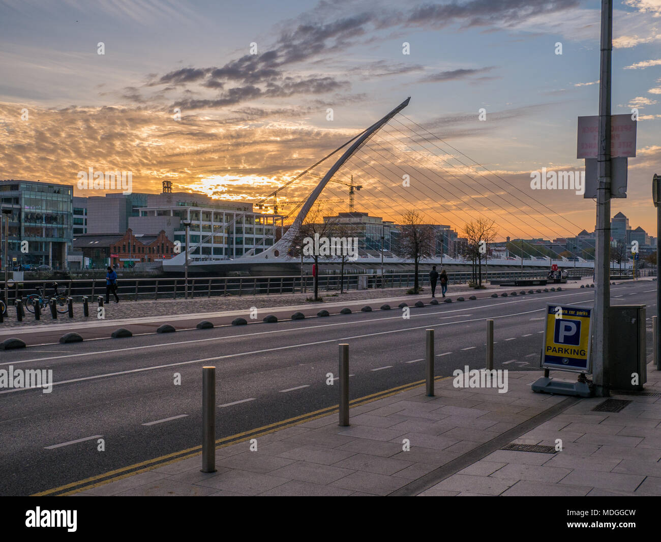 Dublino, Irlanda - Dublino Quays al tramonto, che si affaccia sul fiume Liffey e Samuel Beckett Bridge comunemente noto come il Ponte di arpa. Foto Stock