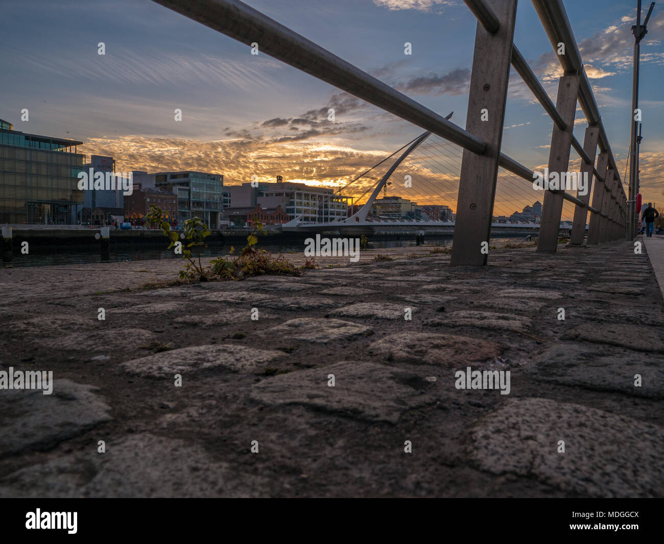 Dublino, Irlanda - Dublino Quays al tramonto, che si affaccia sul fiume Liffey e Samuel Beckett Bridge comunemente noto come il Ponte di arpa. Foto Stock