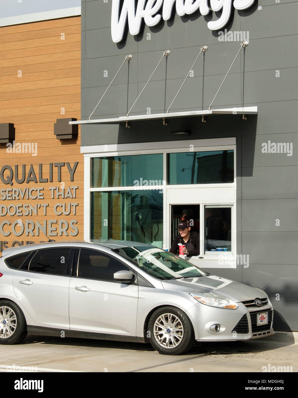 Wendy's ristorante finestra di prelievo con il dipendente la manutenzione di un cliente. Oklahoma City, Oklahoma, Stati Uniti d'America. Foto Stock