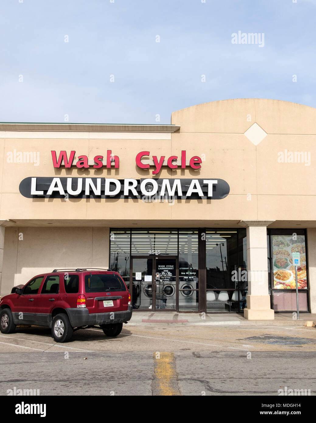 La vetrina del ciclo di lavaggio, Laundromat a fai-da-te servizio lavanderia in Oklahoma City, Oklahoma, Stati Uniti d'America. Foto Stock