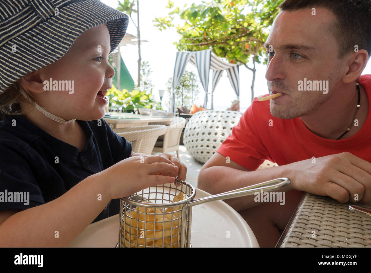 Adorable Little Boy con il padre nel ristorante Foto Stock