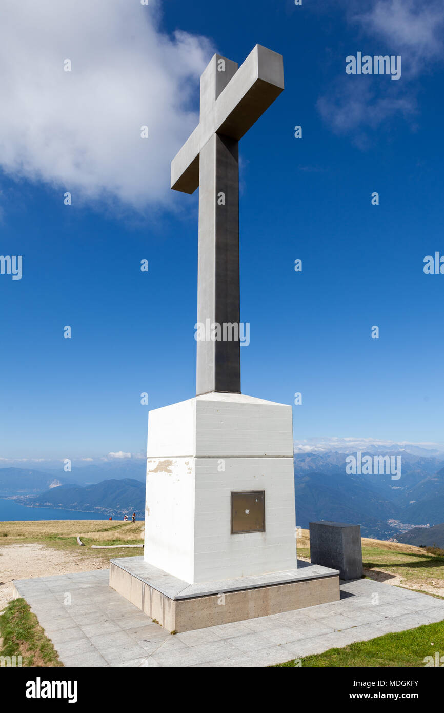 La croce sulla cima del Monte Lema (Monte Lema). Miglieglia, Svizzera Foto Stock