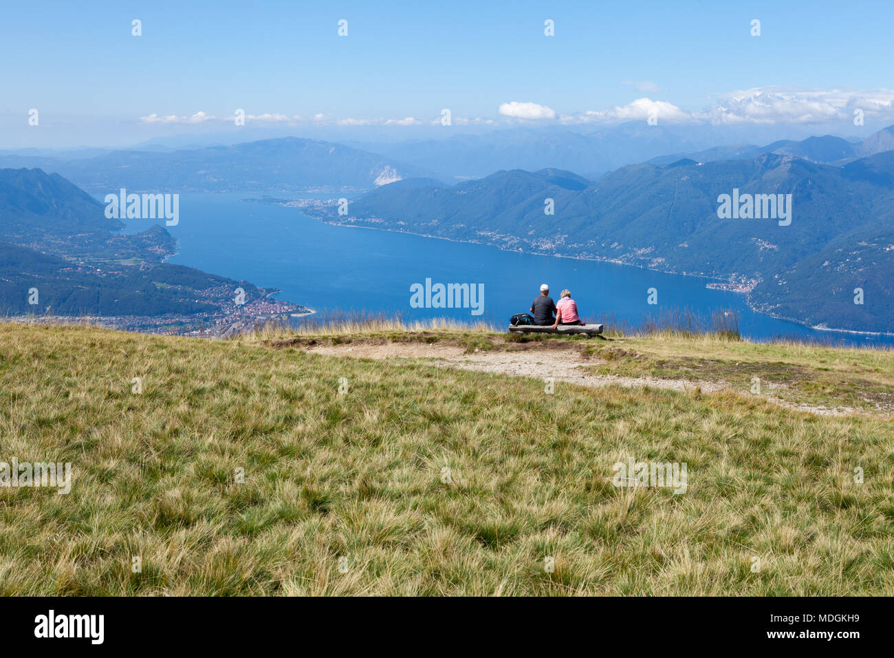 Due turisti contemplando la splendida vista del Lago Maggiore dalla sommità del Monte Lema (Monte Lema). Veddasca, Italia Foto Stock