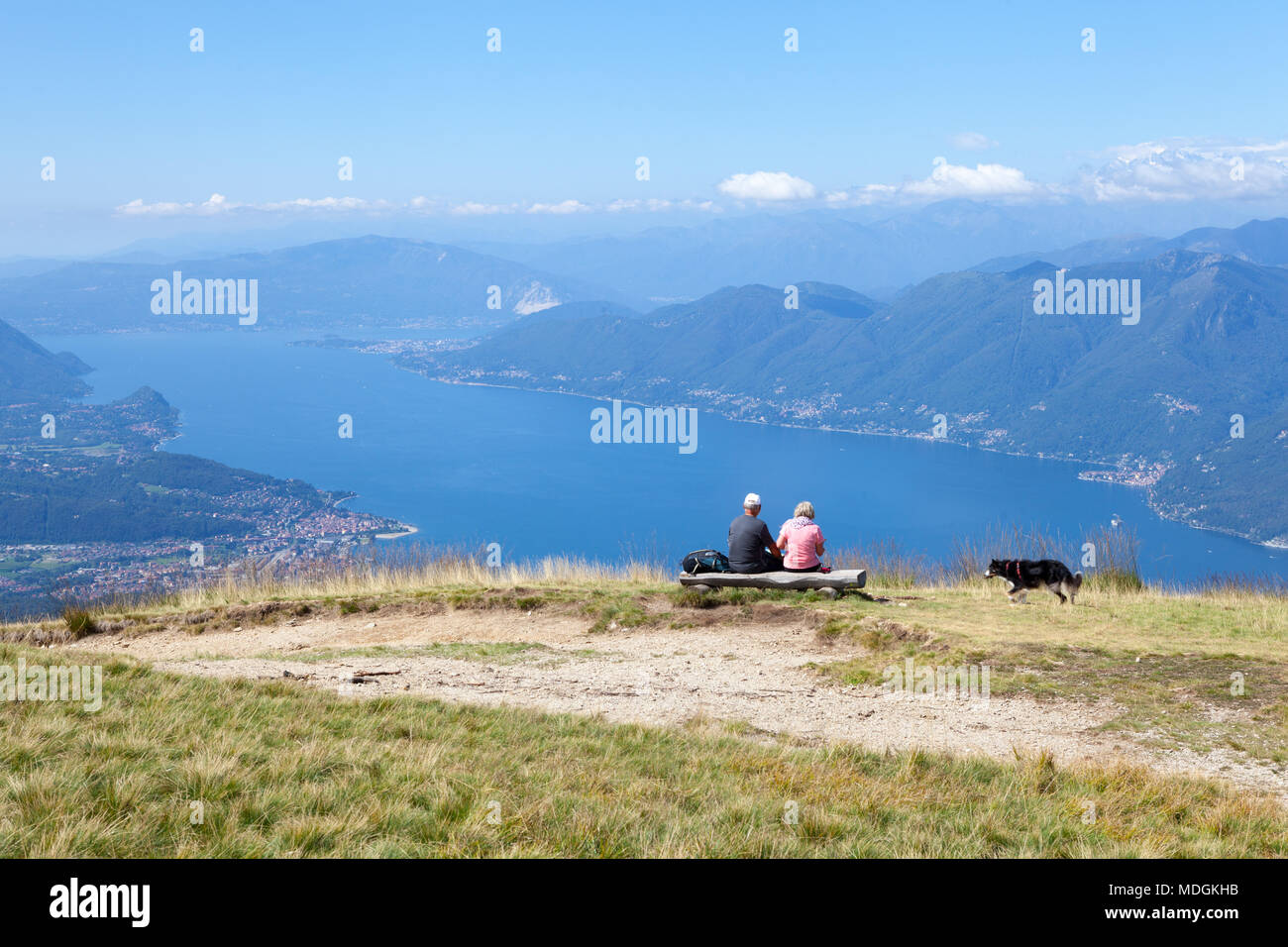 Due turisti contemplando la splendida vista del Lago Maggiore dalla sommità del Monte Lema (Monte Lema). Veddasca, Italia Foto Stock