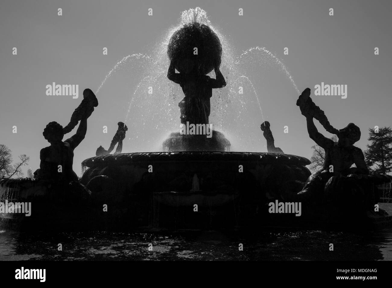 L'Atlas fontana nei giardini del castello di Howard nel North Yorkshire Foto Stock