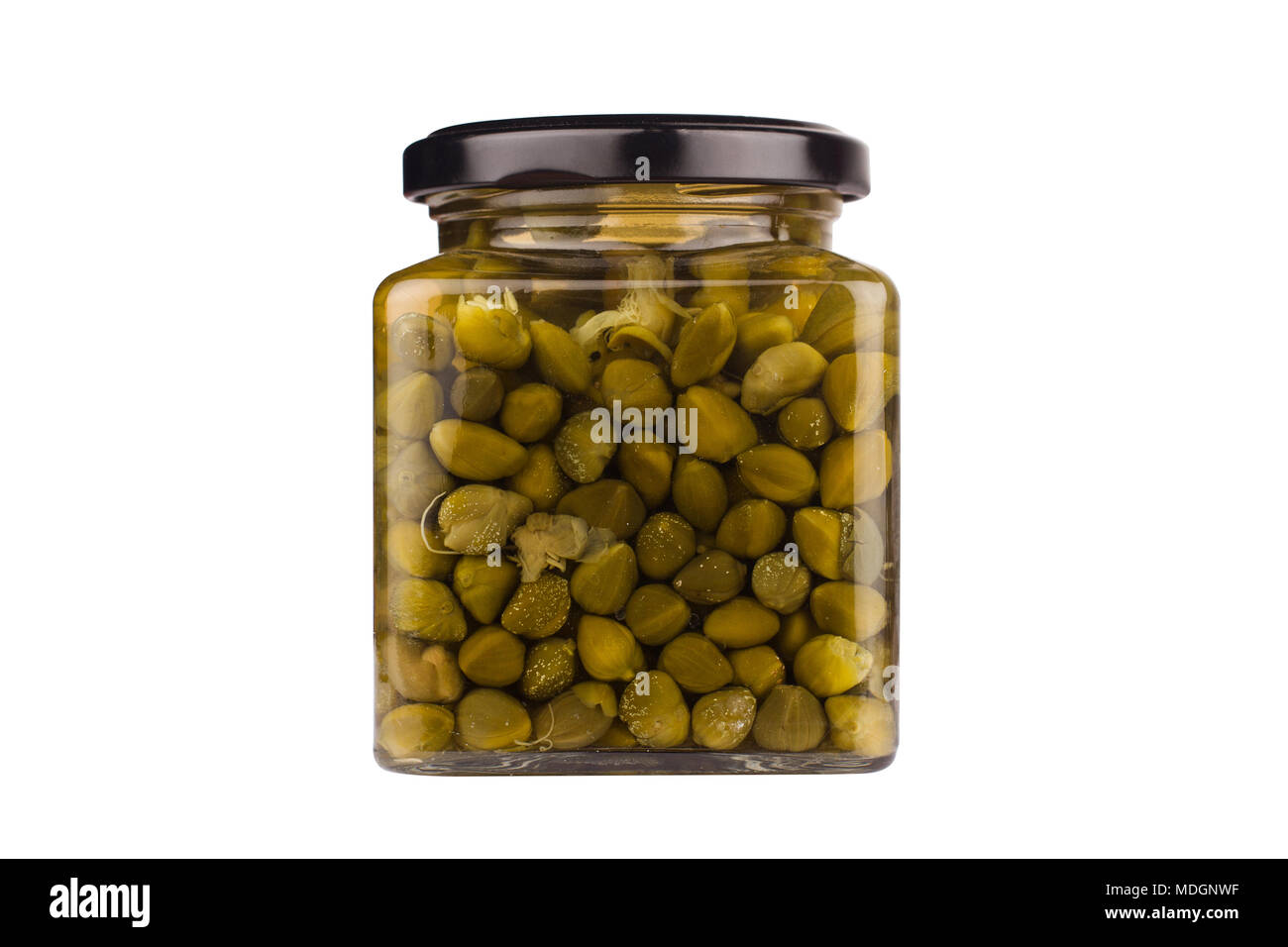 Vista frontale vista dettagliata del vaso con capperi in aceto e il cappuccio nero isolato su sfondo bianco con nessuna etichetta Foto Stock
