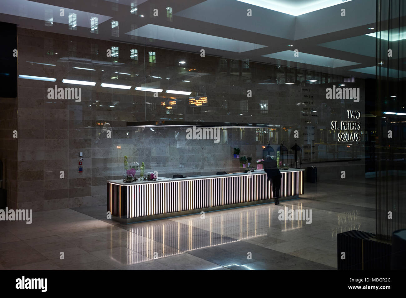 Guardando da fuori a due Piazza San Pietro ufficio reception di notte con riflessi dalla stazione dei tram in vetro Foto Stock