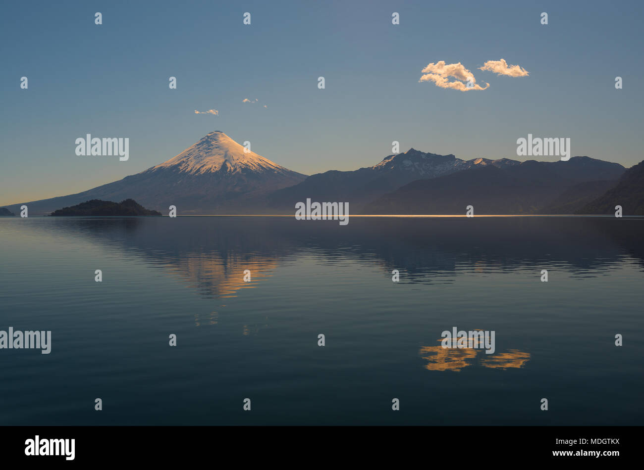 La riflessione del vulcano Osorno al tramonto in tutti i Santi Lake (lago Todos los Santos) vicino a Puerto Varas, Lake District, Cile. Foto Stock