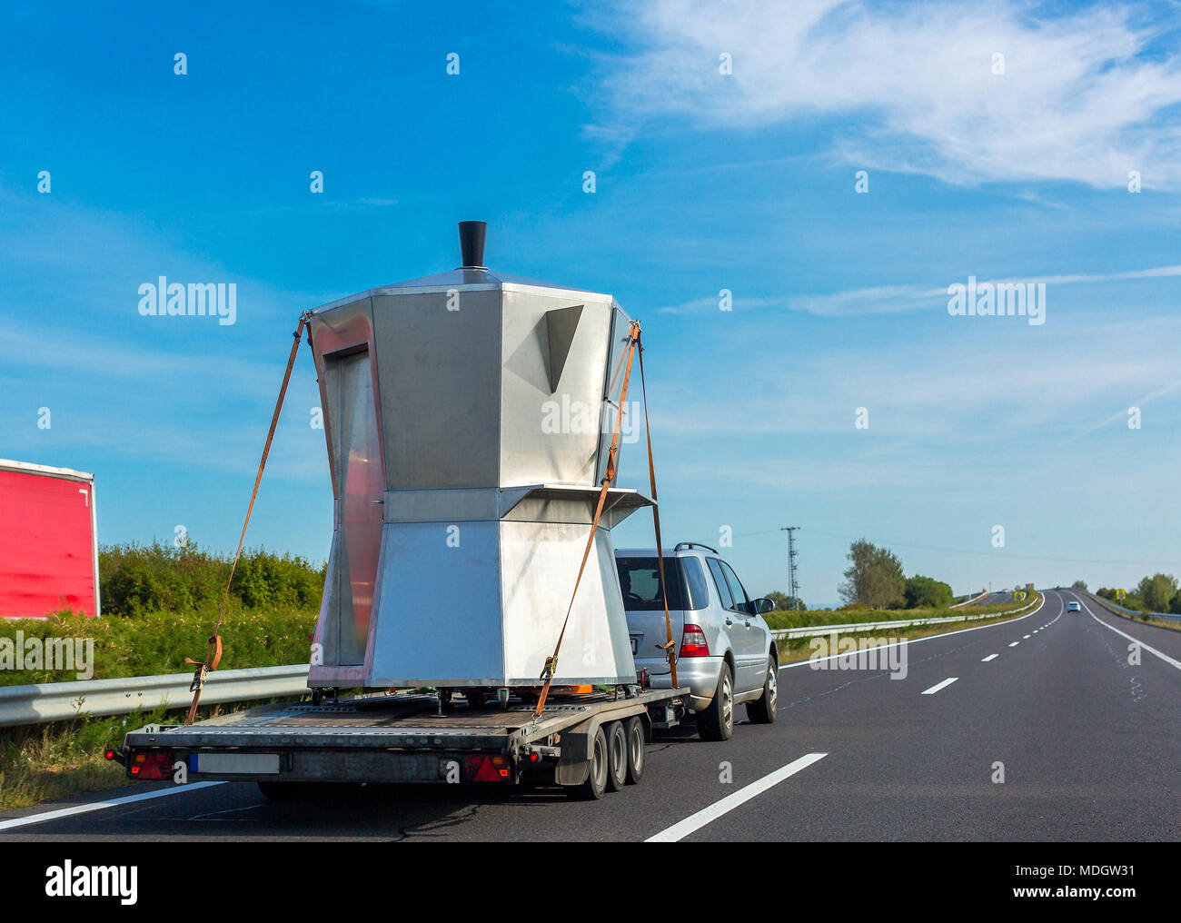 Auto con chiosco inusuale in forma di Caffè Espresso caffettiera Moka Pota su di un rimorchio in autostrada Foto Stock