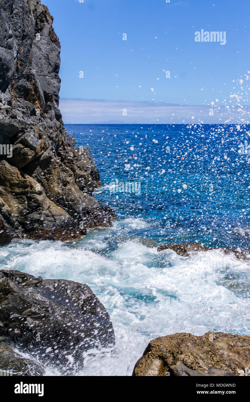 Oceano spruzzi d'onda molla di rocce Foto Stock