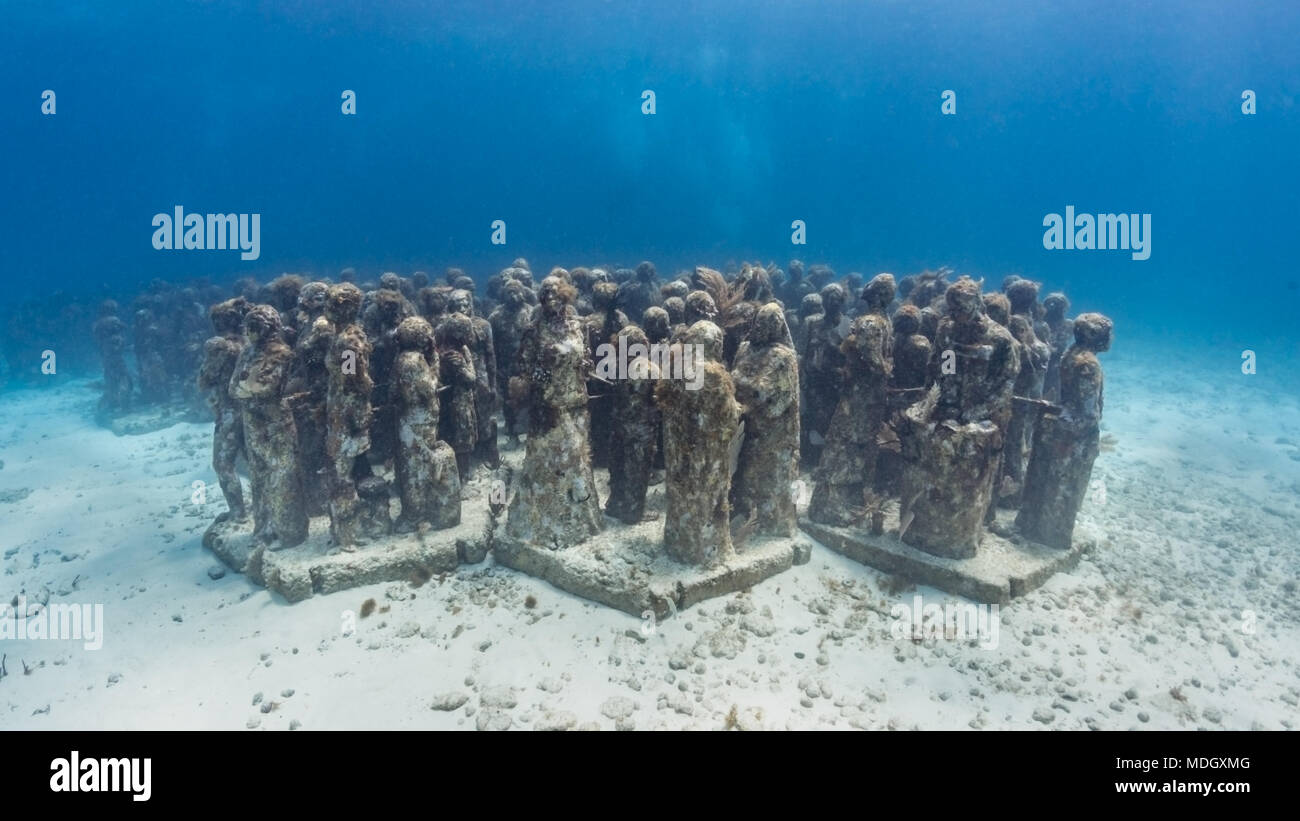 Isla Mujeres, Messico, 18 Aprile 2018 - Le statue sulla sabbia al museo subacqueo, MUSA Foto Stock