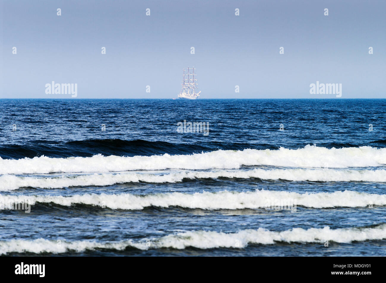 Estate seascape con il bianco veliero Dar Mlodziezy sul Mar Baltico. La baia di Danzica, Polonia. Foto Stock