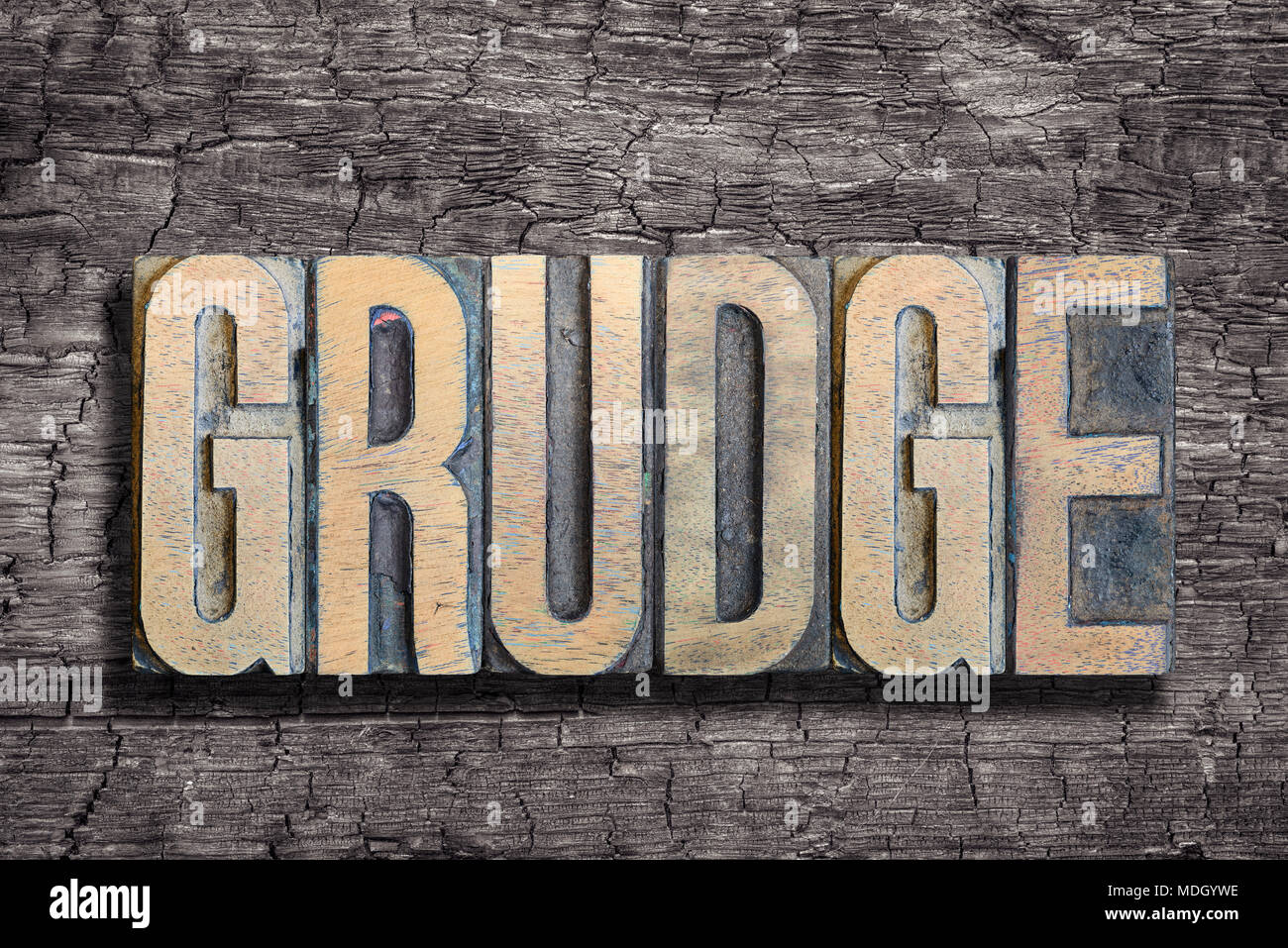 Grudge parola fatta da vintage tipo di stampa in rilievo su legno bruciato lo sfondo Foto Stock