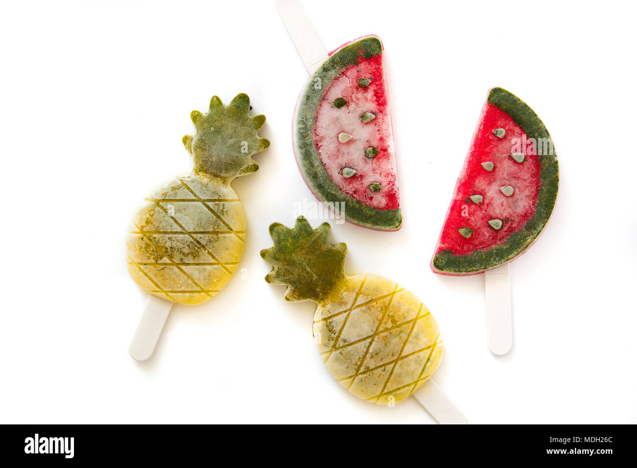 Ananas e anguria popsicles isolati su sfondo bianco. Vista superiore Foto Stock