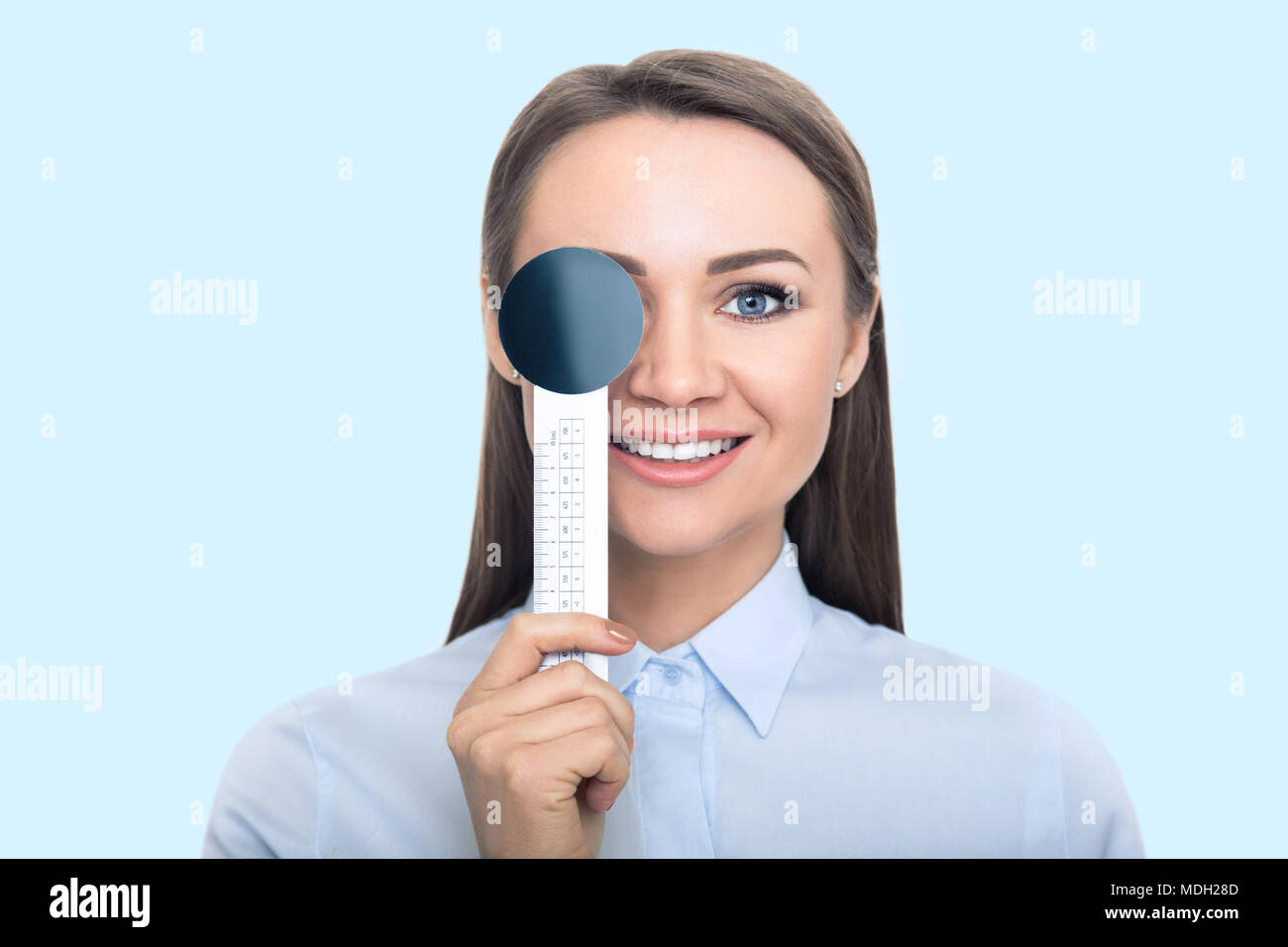 Donna faccia vista verificare Foto Stock