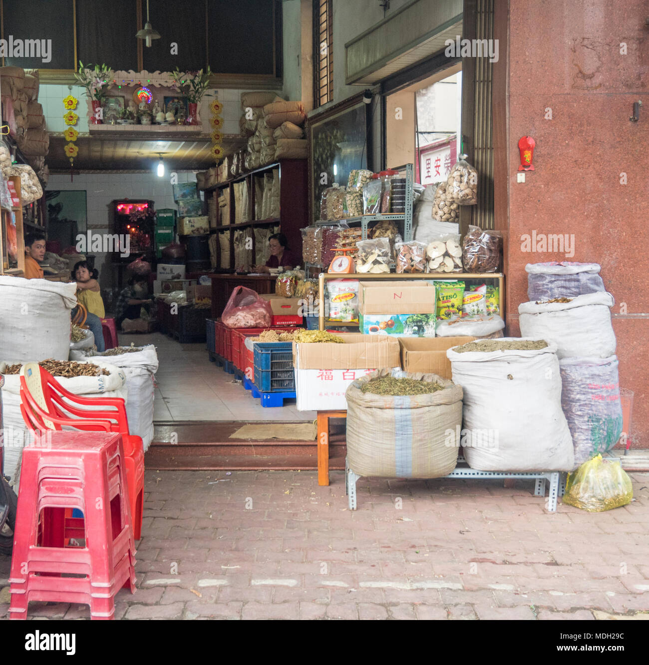 Un piccolo negozio che vende alimenti fritti in scatole e buste in Ho Chi Minh City, Vietnam. Foto Stock