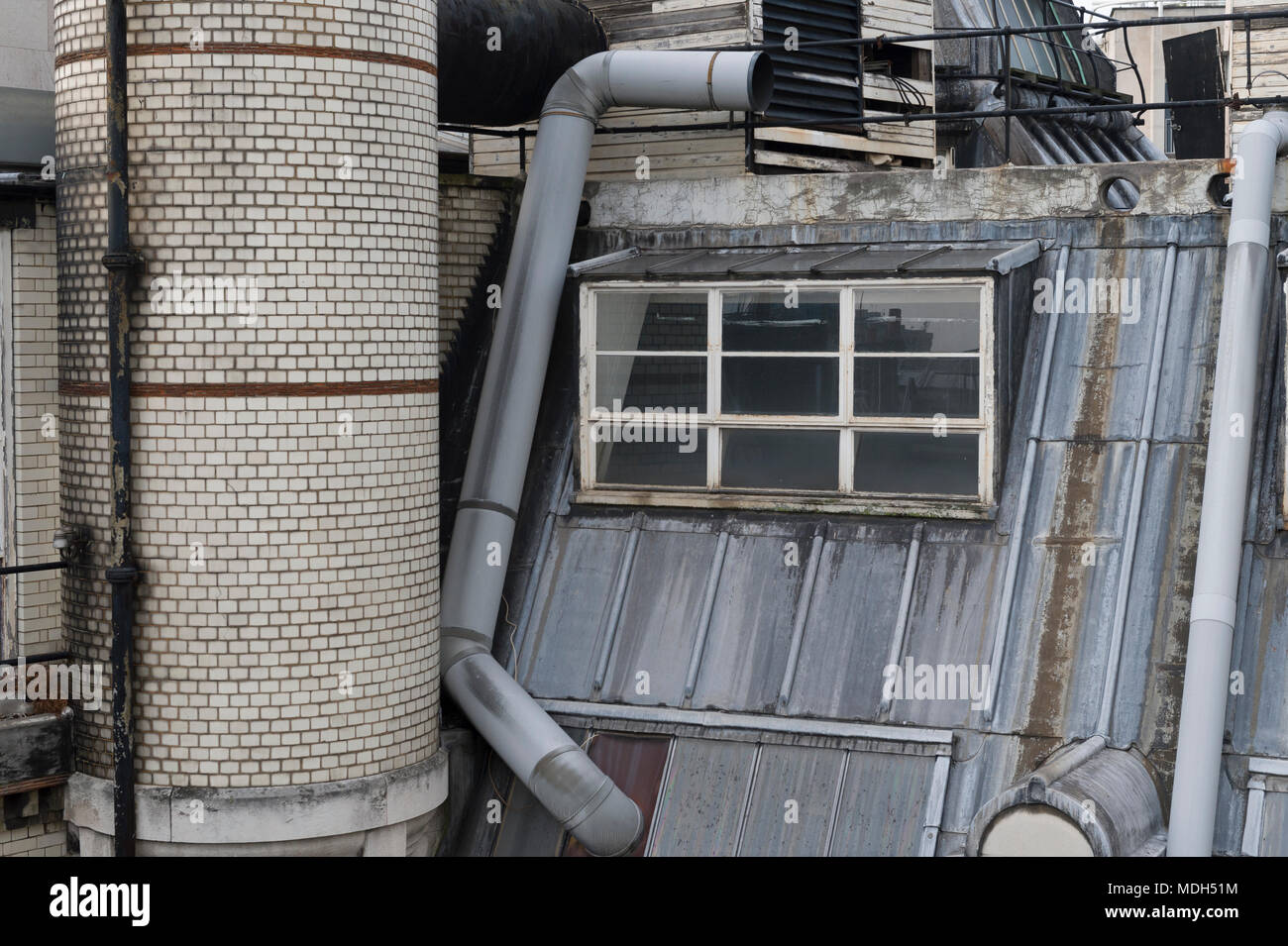 Deatails del tetto della vecchia Central Saint Martins college artistici, Holborn, Londra, Gran Bretagna. 8 gennaio 2017 Foto Stock