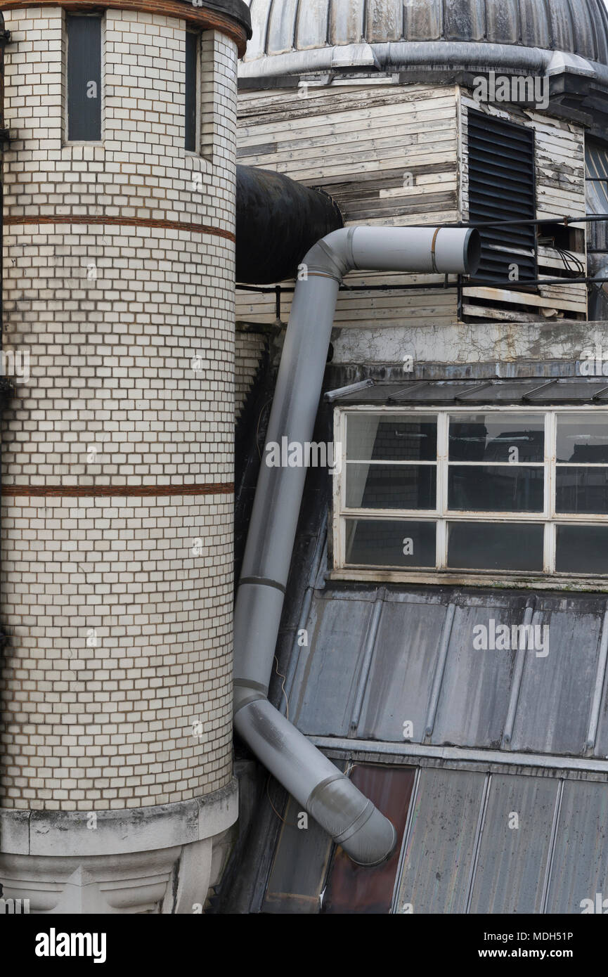 Deatails del tetto della vecchia Central Saint Martins college artistici, Holborn, Londra, Gran Bretagna. 8 gennaio 2017 Foto Stock