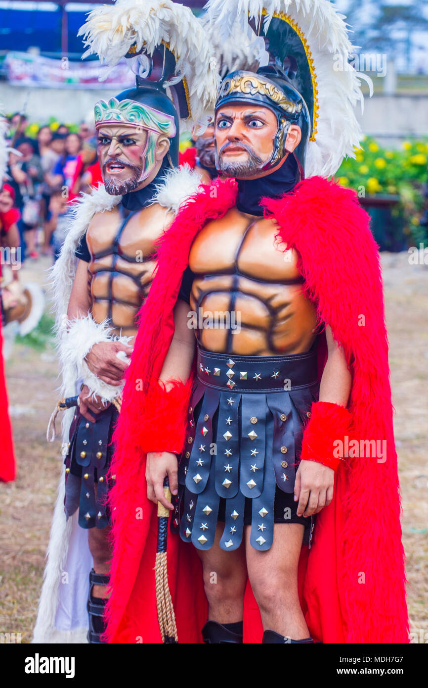 Partecipanti al festival di Moriones nell'isola di Marinduque BOAC nelle Filippine. Foto Stock