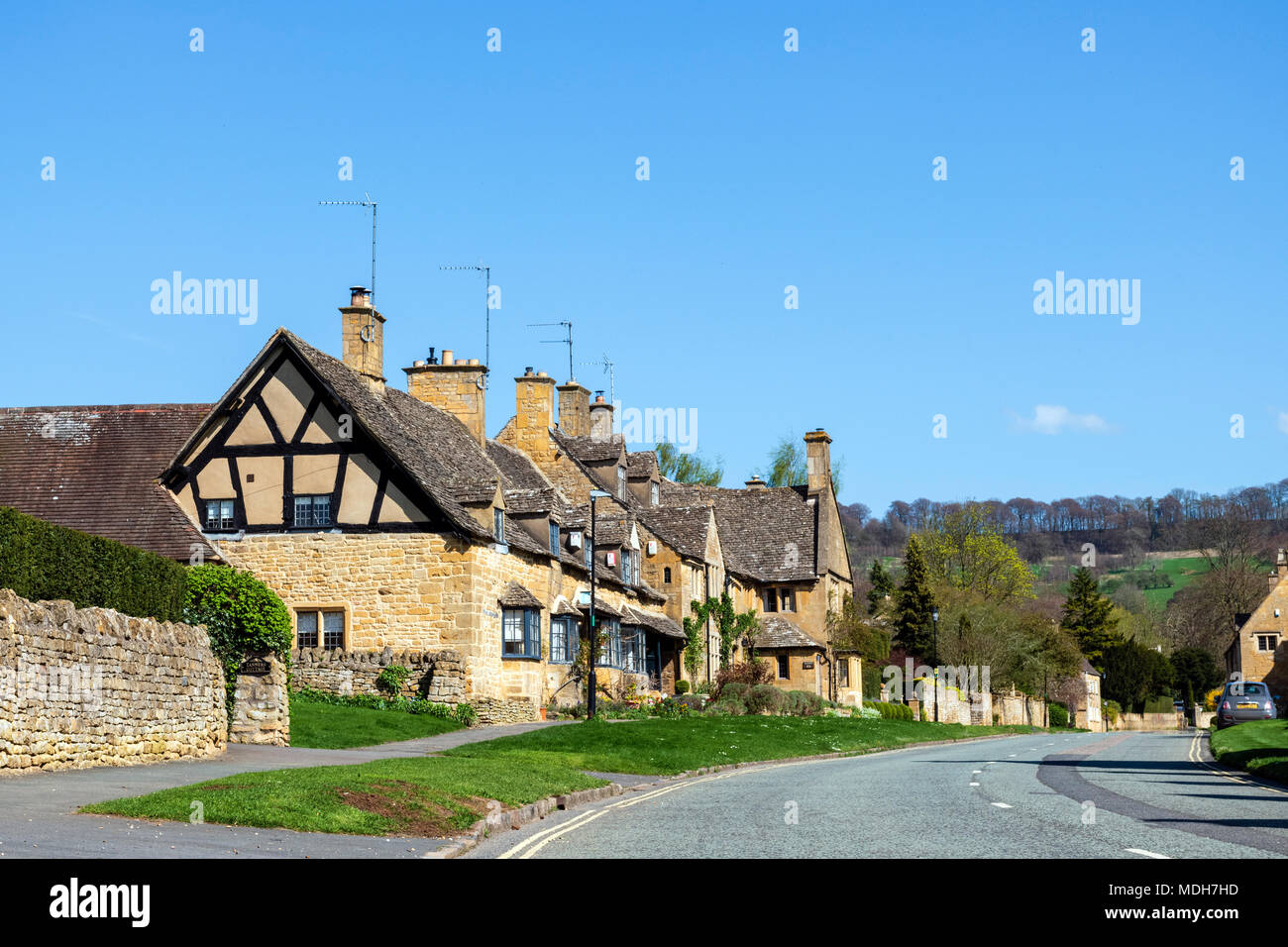 High Street, Broadway, Cotswolds su una soleggiata giornata di primavera con il blu del cielo. Foto Stock