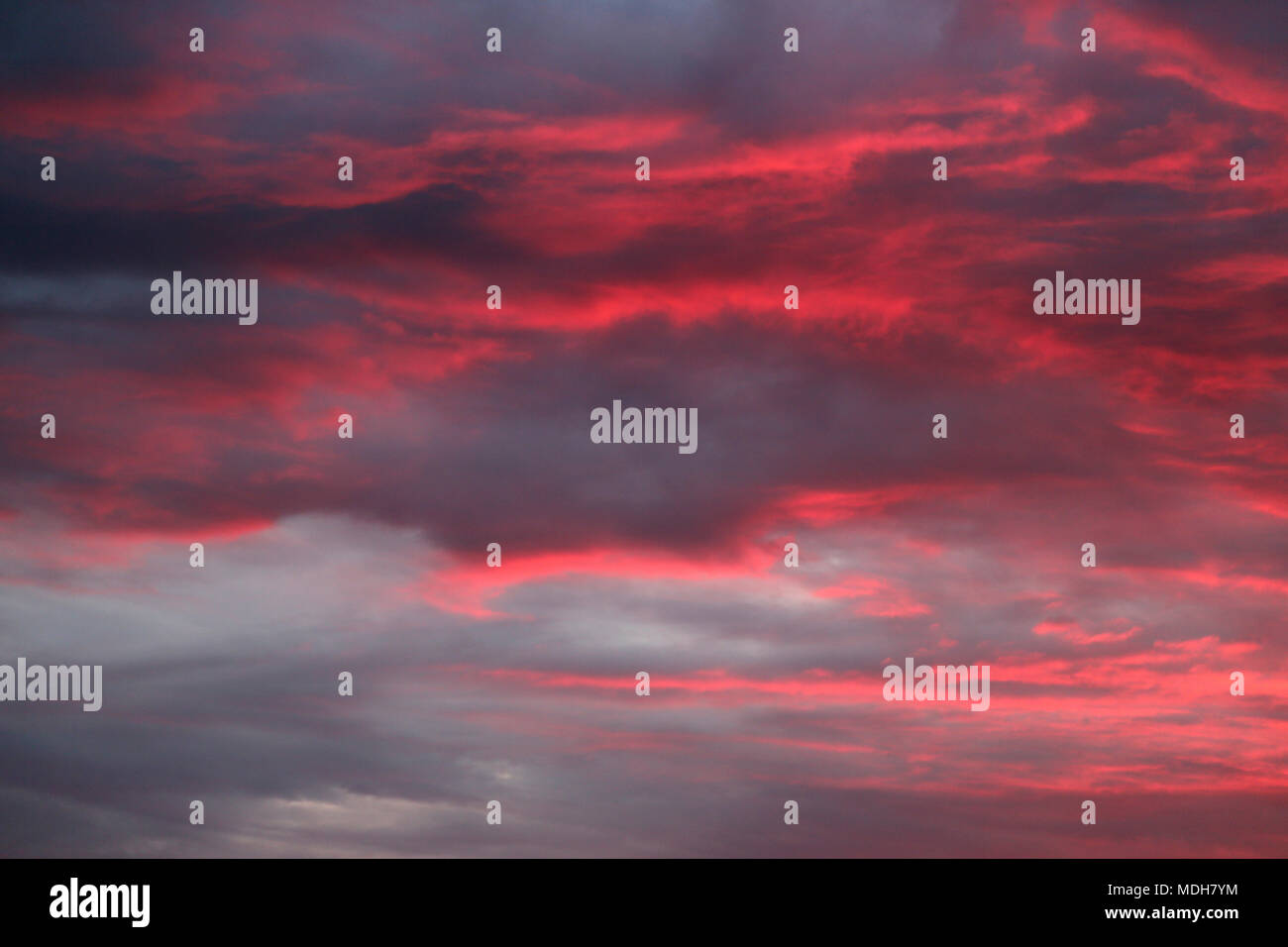 Cielo rosso al tramonto Cheltenham Gloucestershire in Inghilterra Foto Stock