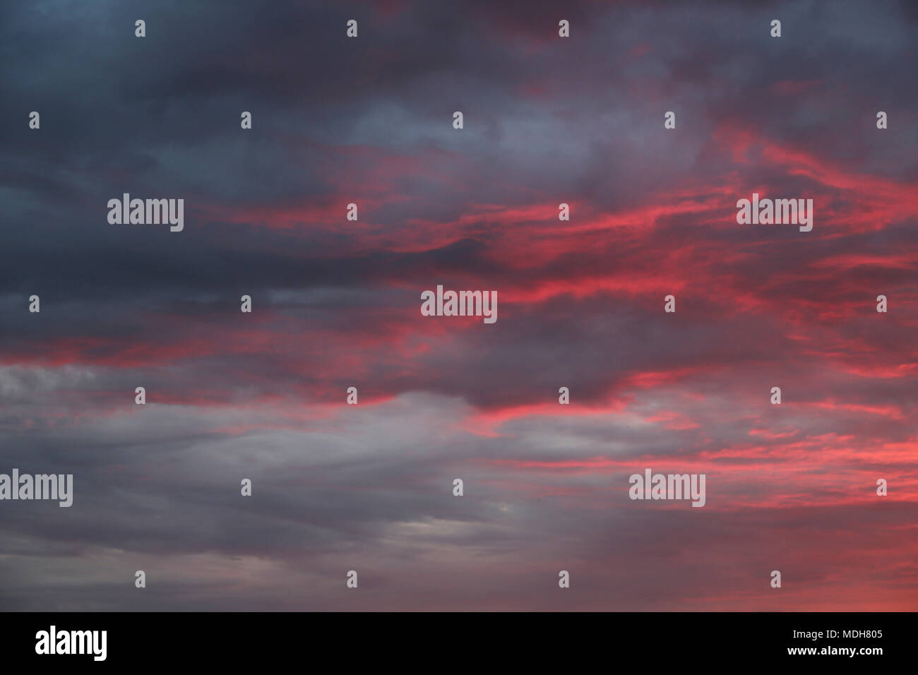 Cielo rosso al tramonto Cheltenham Gloucestershire in Inghilterra Foto Stock