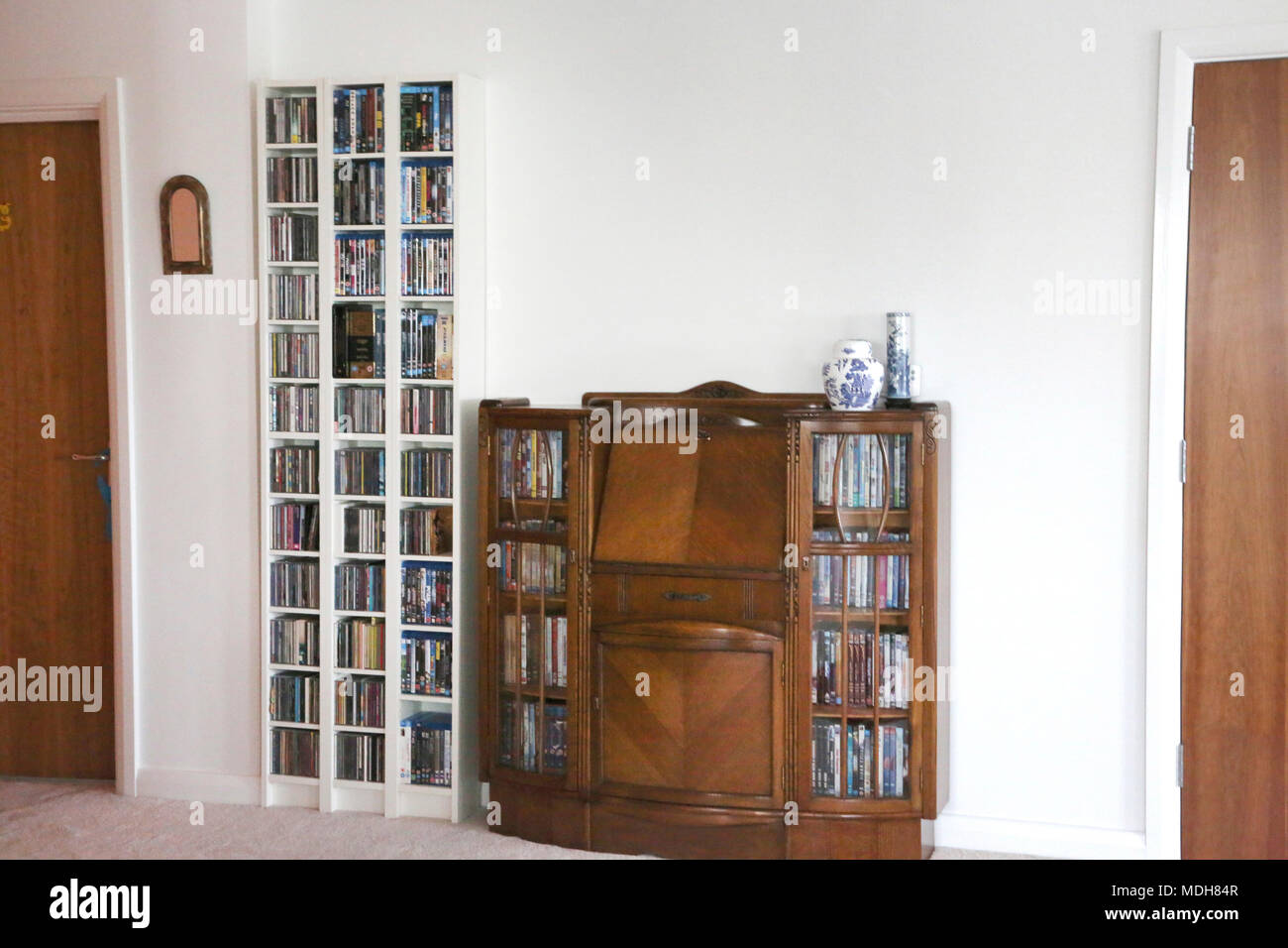 Salotto a pianta aperta con CD su ripiani e nel cabinet in legno Cheltenham Gloucestershire in Inghilterra Foto Stock