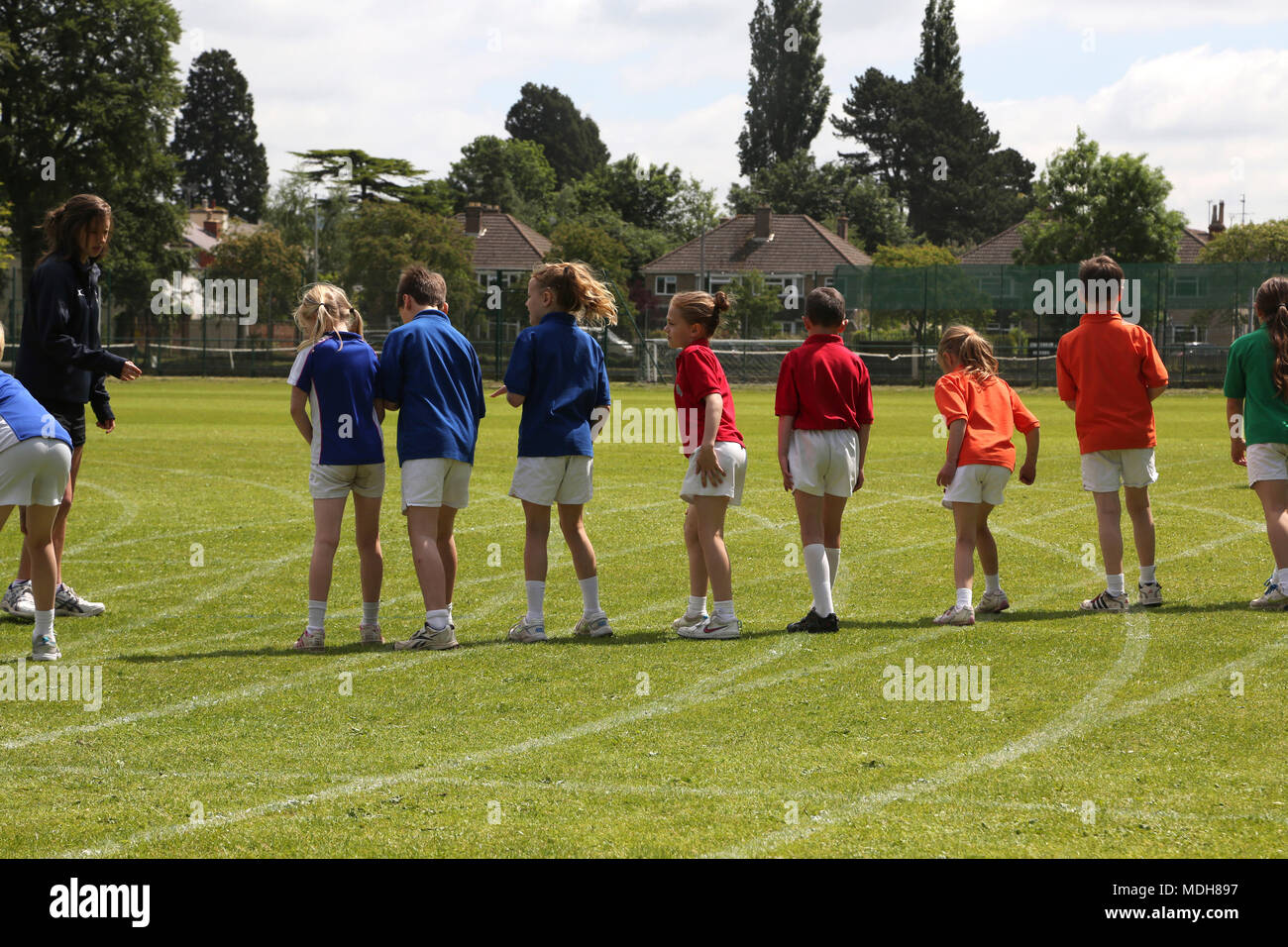 I bambini in procinto di iniziare la gara a scuola la giornata dello sport Inghilterra Foto Stock