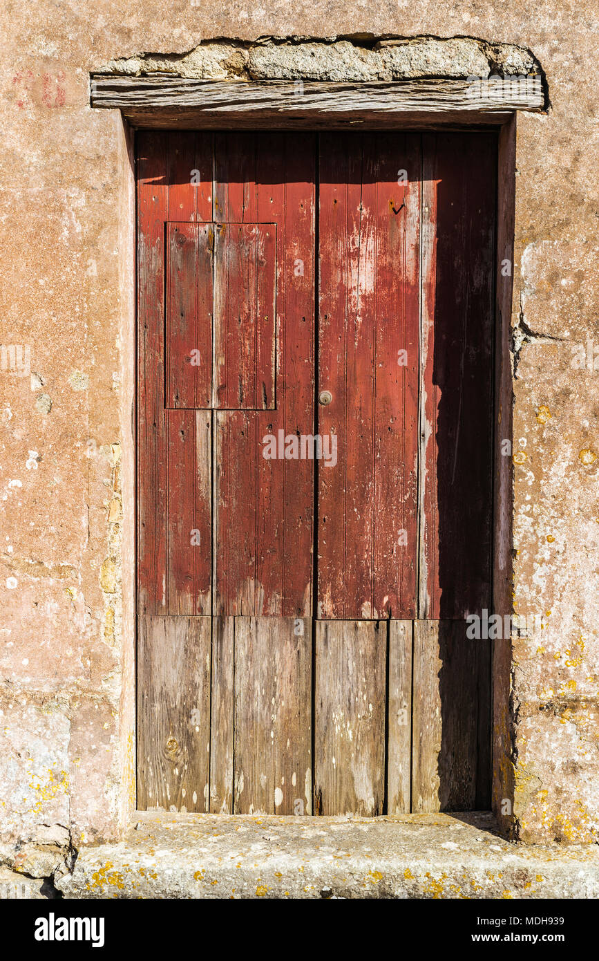 Vecchia porta di legno nel centro storico del villaggio storico di Erice in Sicilia, Italia Foto Stock
