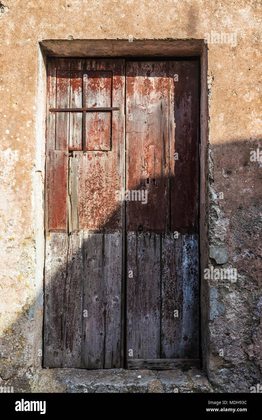 Vecchia porta di legno nel centro storico del villaggio storico di Erice in Sicilia, Italia Foto Stock