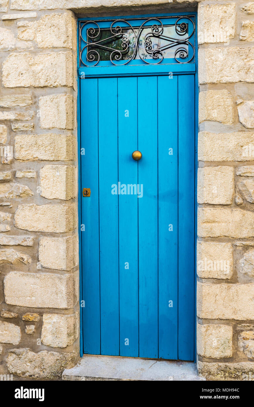 Blu porta in legno nel centro storico del villaggio storico di Erice in Sicilia, Italia Foto Stock